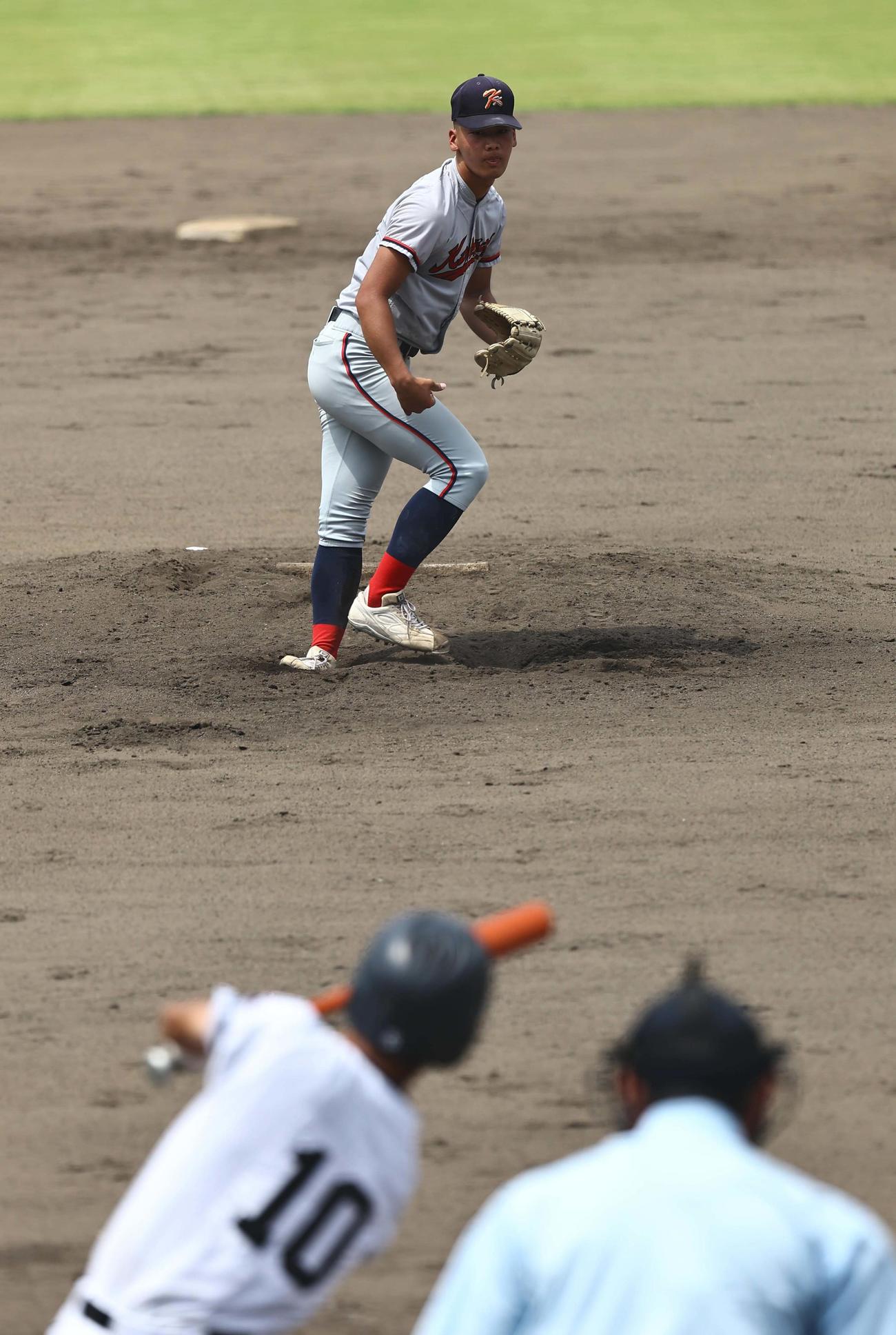 西舞鶴対京都国際　9回表西舞鶴2死一塁、小林から三振を奪い完投勝利した酒谷（撮影・上田博志）