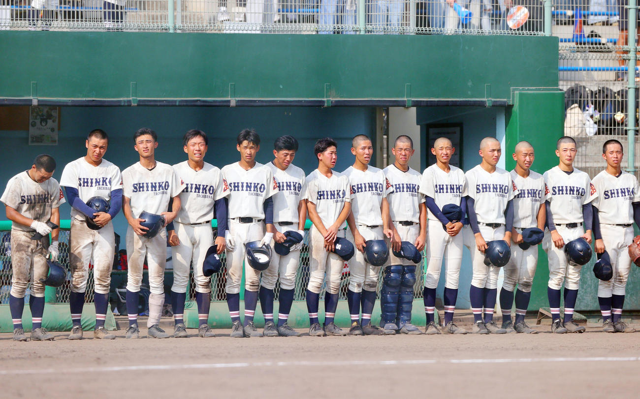 神港橘対西宮南　西宮南に敗れベンチ前に整列する神港橘ナイン（撮影・上山淳一）