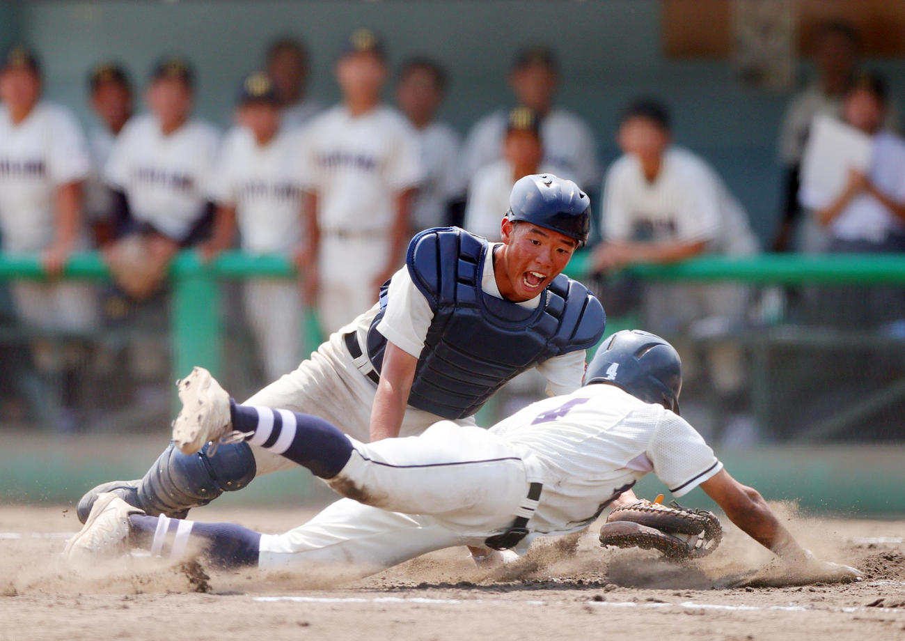 神港橘対西宮南　1回裏西宮南1死満塁、小島の右飛で本塁を狙った三走清水（手前）をアウトにする捕手小田原（撮影・上山淳一）