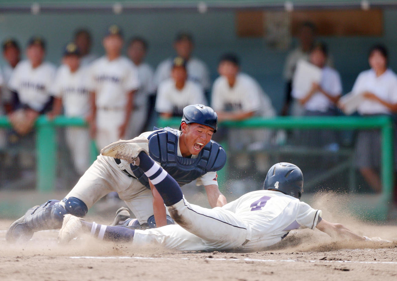 神港橘対西宮南　1回裏西宮南1死満塁、小島の右飛で本塁を狙った三走清水（手前）をアウトにする捕手小田原（撮影・上山淳一）