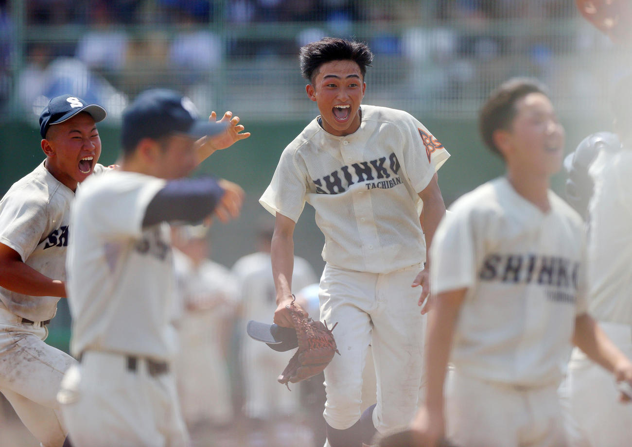 神港橘対西宮南　1回裏西宮南1死満塁、右翼手赤毛（中央）は好送球で併殺にし飛び上がって喜ぶ（撮影・上山淳一）