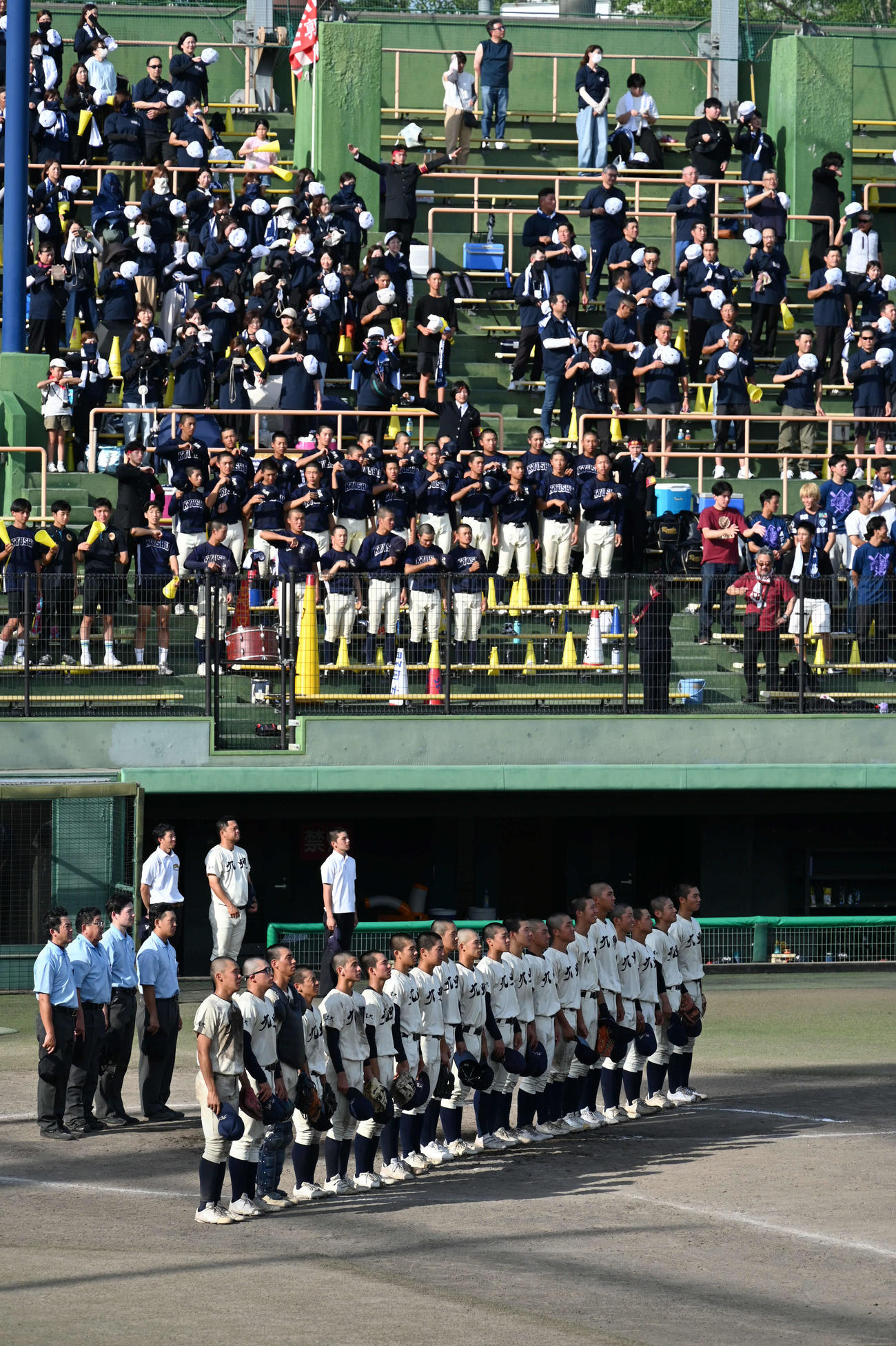 初戦を制し校歌斉唱する九産大九州ナイン（撮影・林敢治）