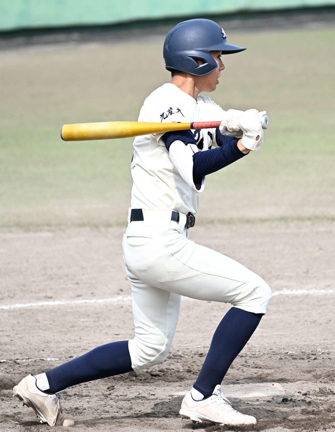 沖学園対九産大九州　4回裏九産大九州1死満塁、中原は適時内野安打を放つ（撮影・林敢治）