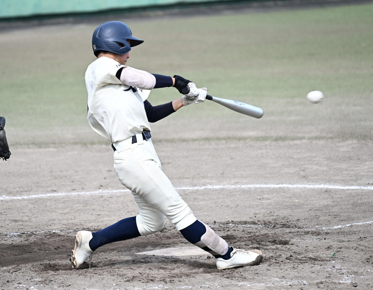 沖学園対九産大九州　4回裏九産大九州2死一、二塁、平川は適時三塁打を放つ（撮影・林敢治）