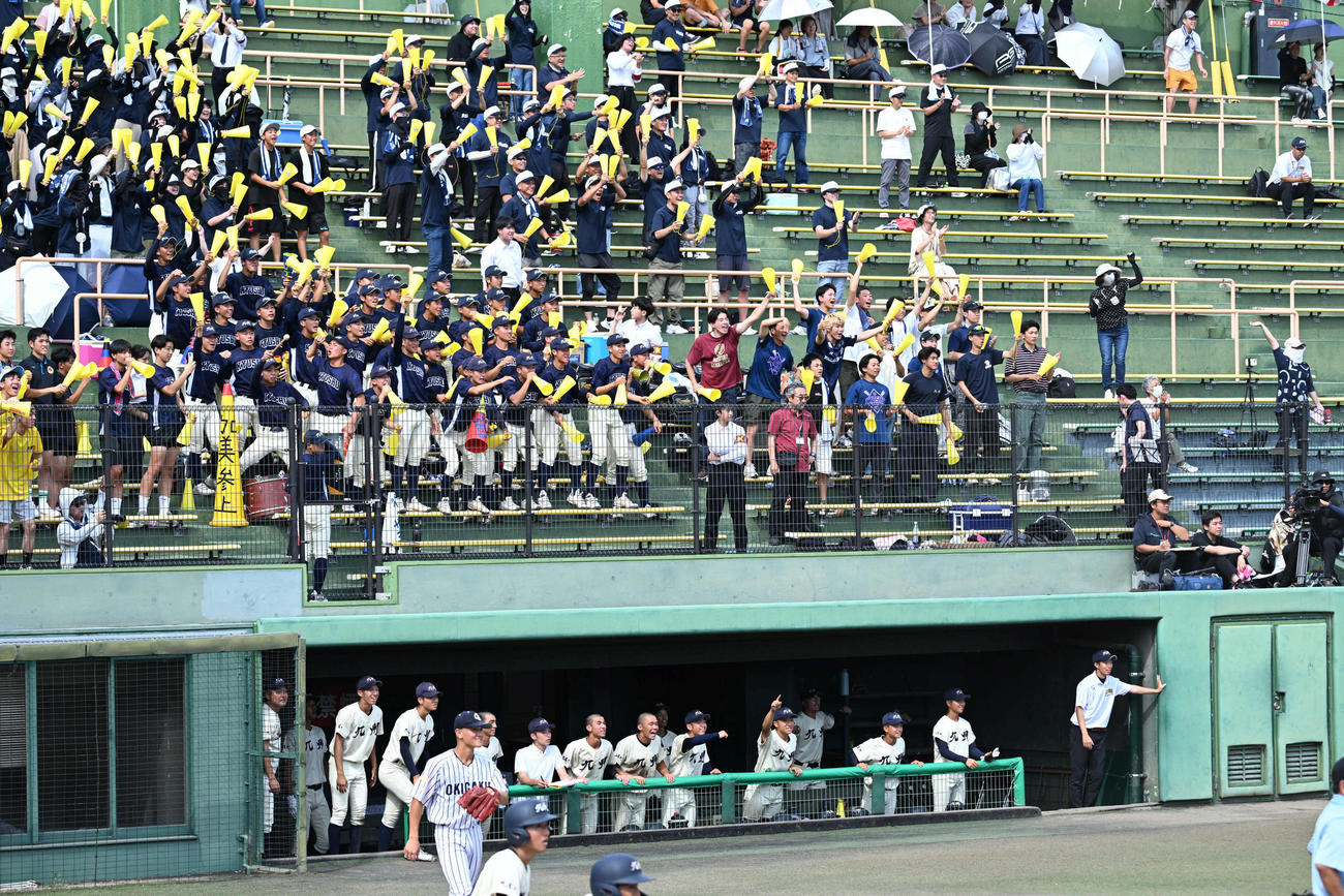 沖学園対九産大九州　4回裏九産大九州2死一、二塁、平川の適時三塁打に歓喜する九産大九州ナイン（撮影・林敢治）