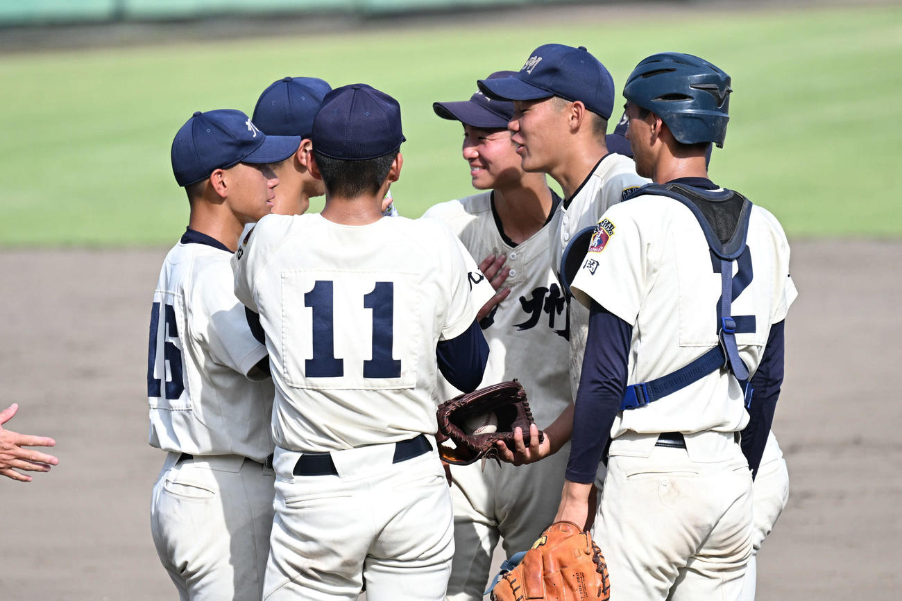 沖学園対九産大九州　7回表沖学園1死一、二塁、マウンドに集まる九産大九州ナイン（撮影・林敢治）