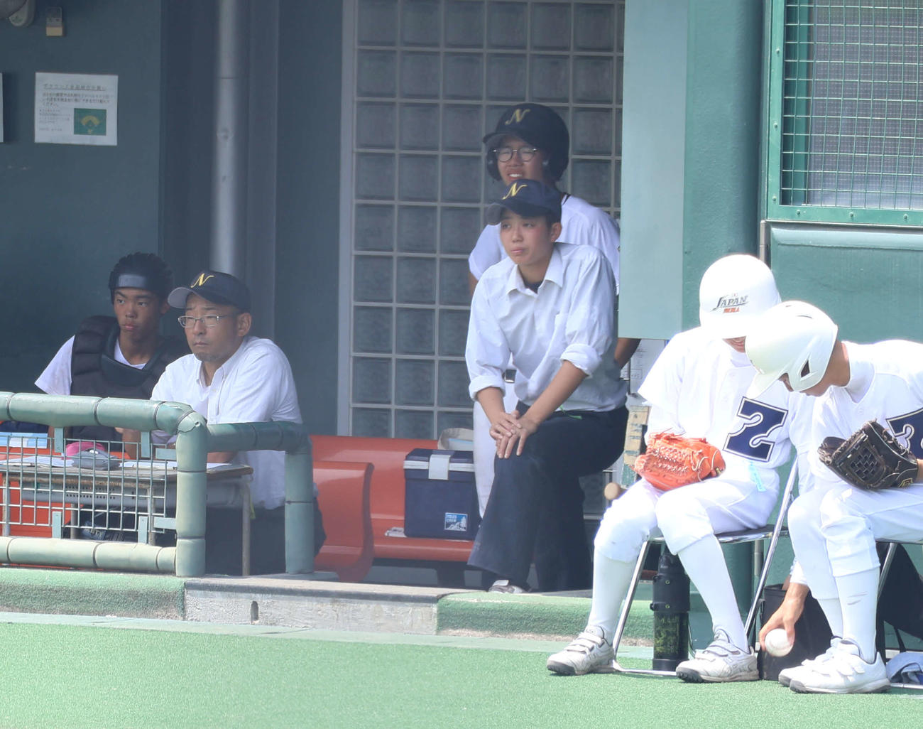 長浜北対膳所　記録員としてベンチで見守る小沢奈月主将（撮影・佐藤奨真）