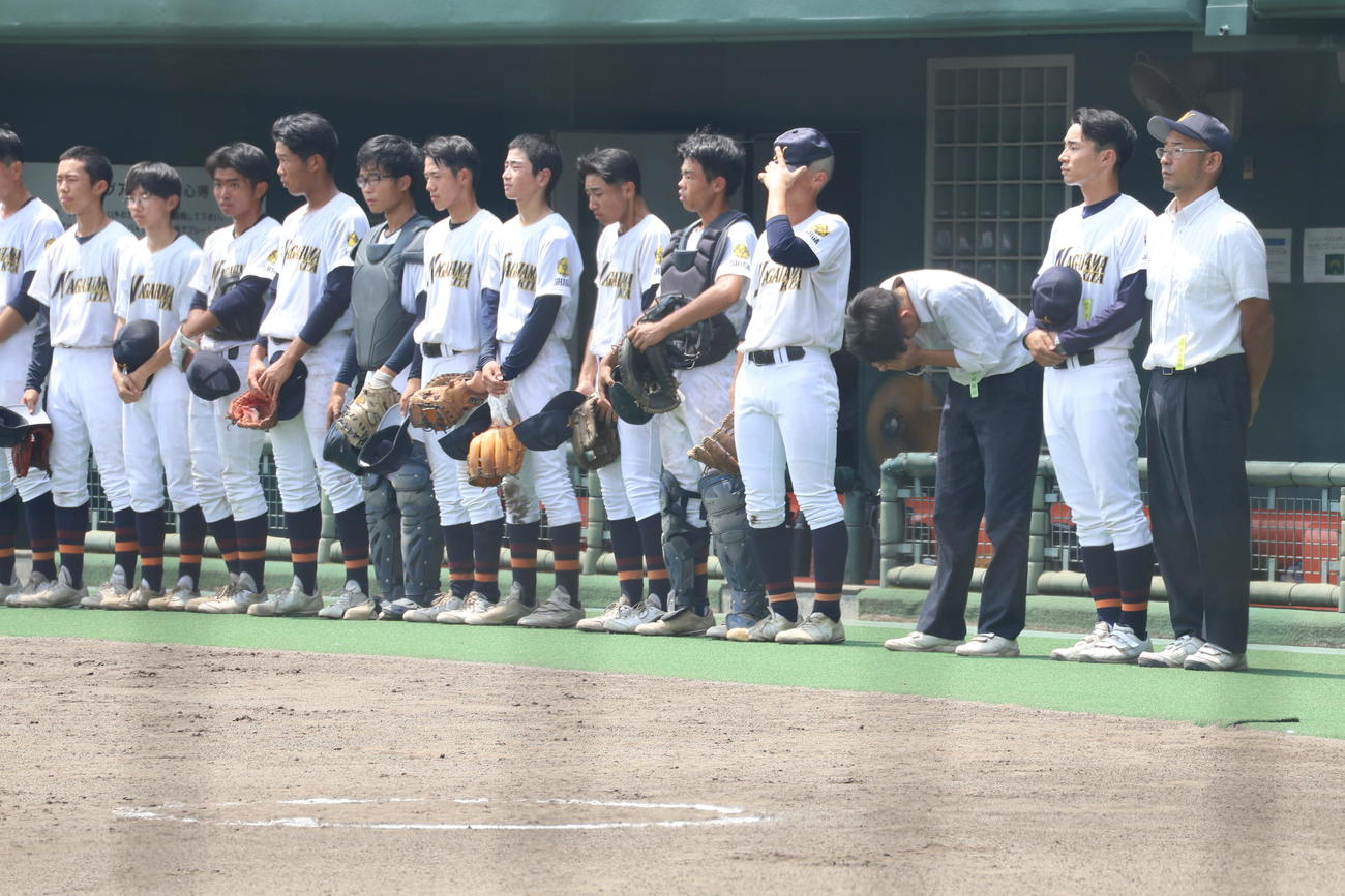 長浜北対膳所　敗戦後泣き崩れる小沢奈月主将（撮影・佐藤奨真）