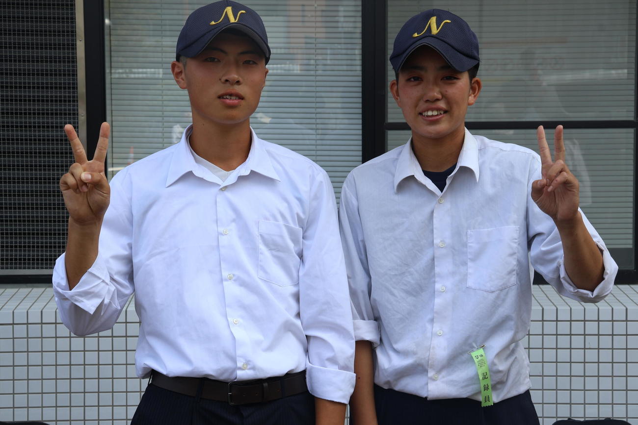 長浜北対膳所　試合後、笑顔で写真に写る小沢奈月主将（右）と北川選手（左）（撮影・佐藤奨真）