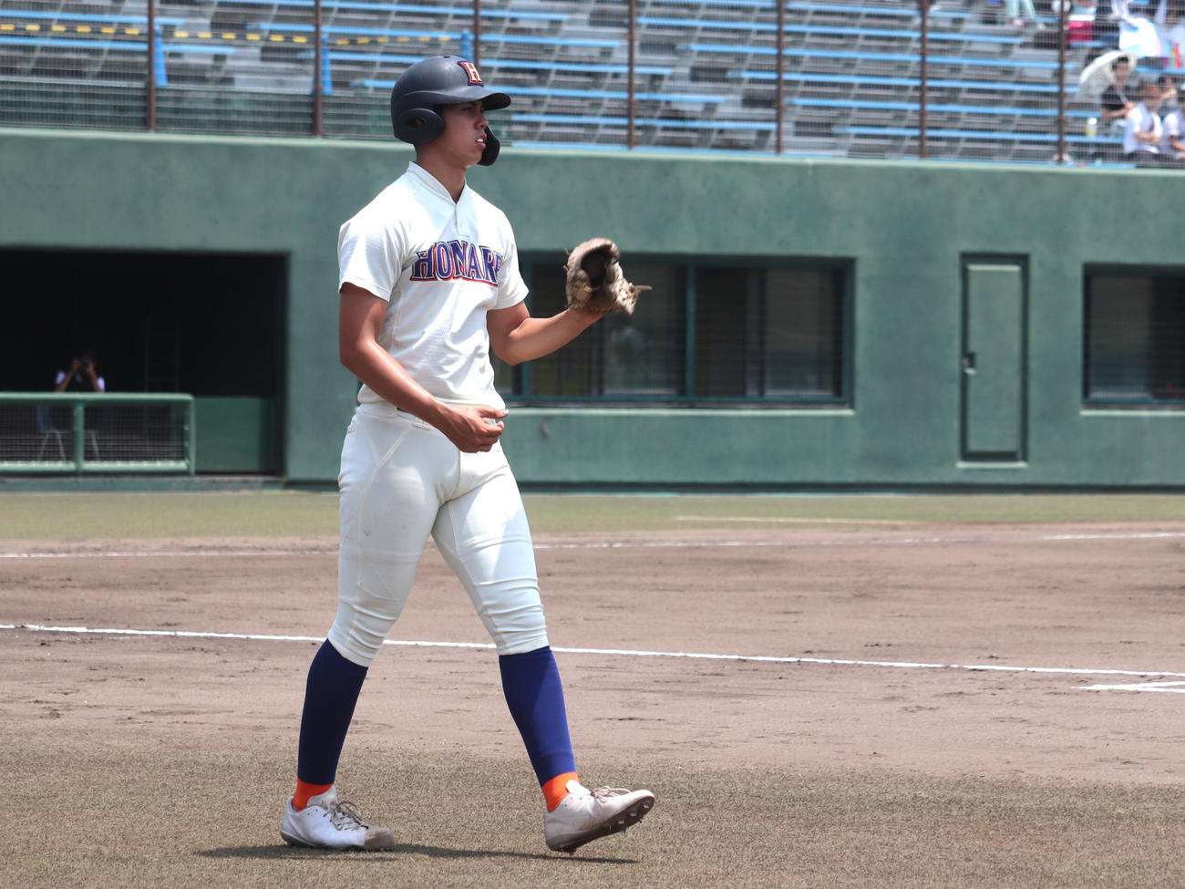 愛知大会2回戦　愛知総合工科対誉　試合前にノックを補助する誉のモレチ（撮影・中島麗）