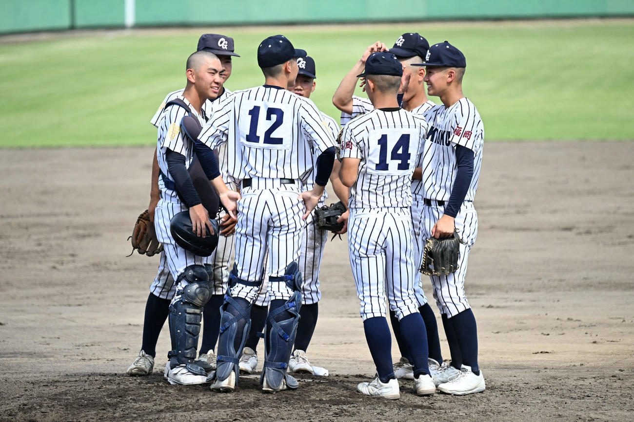 沖学園対九産大九州　4回裏九産大九州1死満塁、マウンドに集まる沖学園（撮影・林敢治）