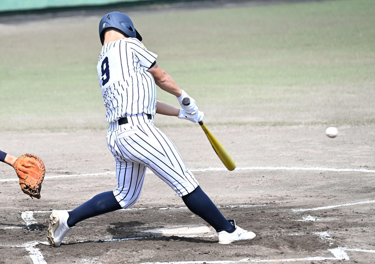 沖学園対九産大九州　1回表沖学園2死二、三塁、幸田は先制適時打を放つ（撮影・林敢治）