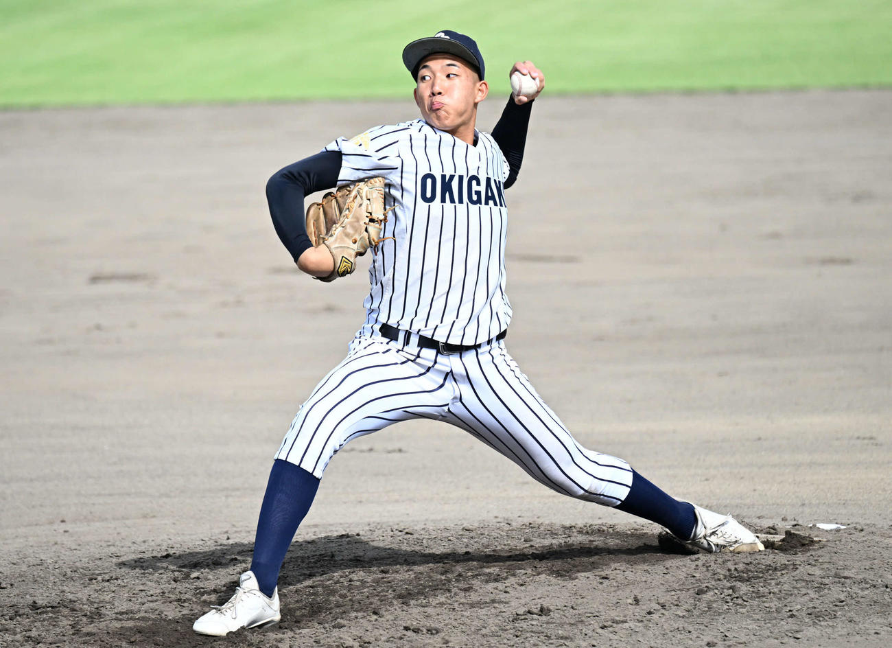 沖学園対九産大九州　沖学園2番手投手の富永（撮影・林敢治）
