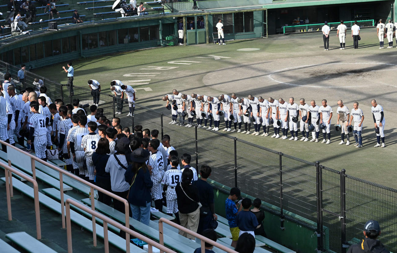 沖学園対九産大九州　応援に駆けつけた家族らに一礼する沖学園ナイン（撮影・林敢治）