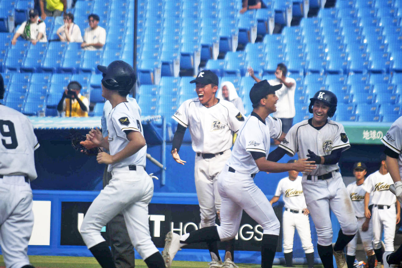サヨナラ勝ちを収め喜ぶ開成の選手たち（撮影・平山連）