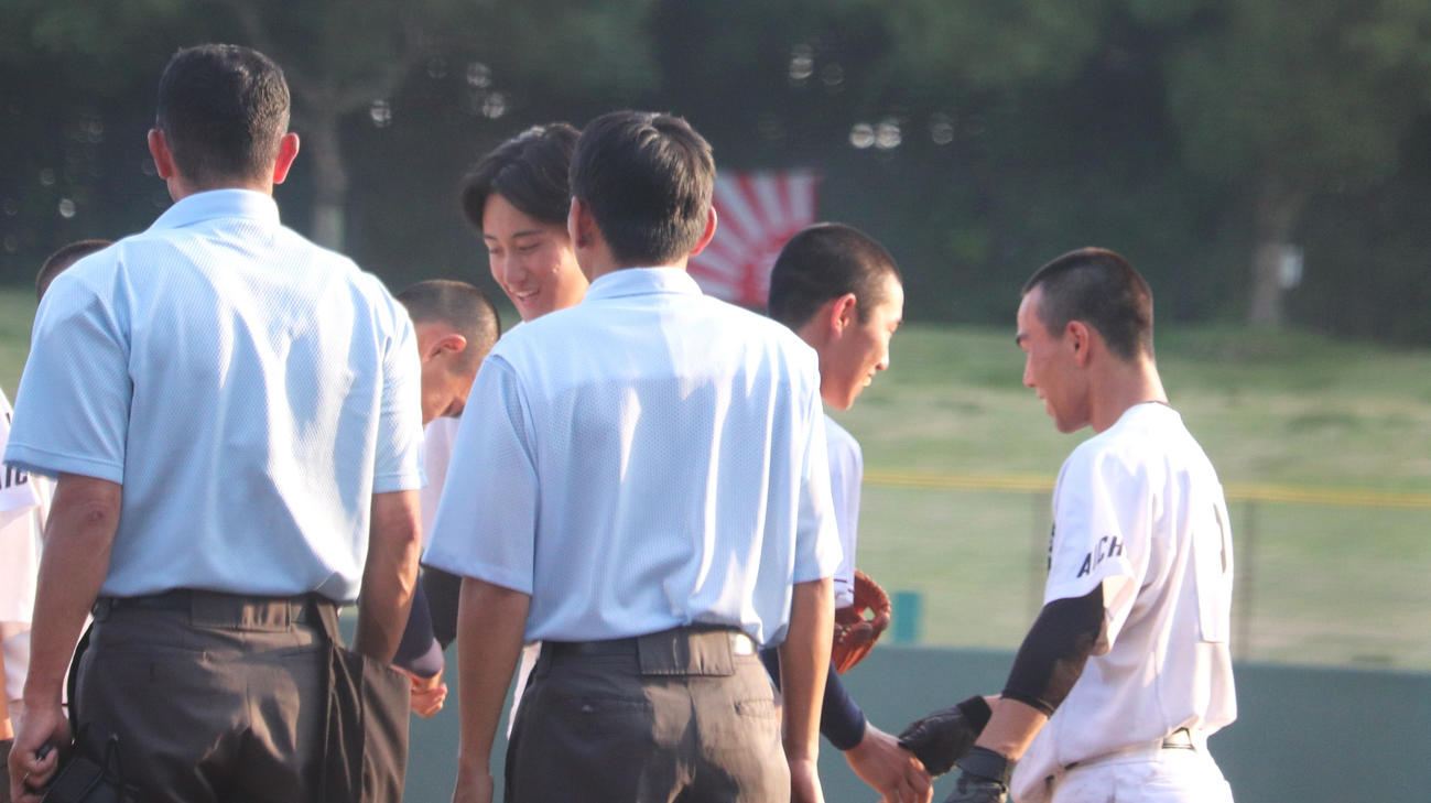愛知大会2回戦　名古屋たちばな対高蔵寺　高校最後の公式戦を終え、相手校の選手と握手する高蔵寺の芹沢（撮影・中島麗）