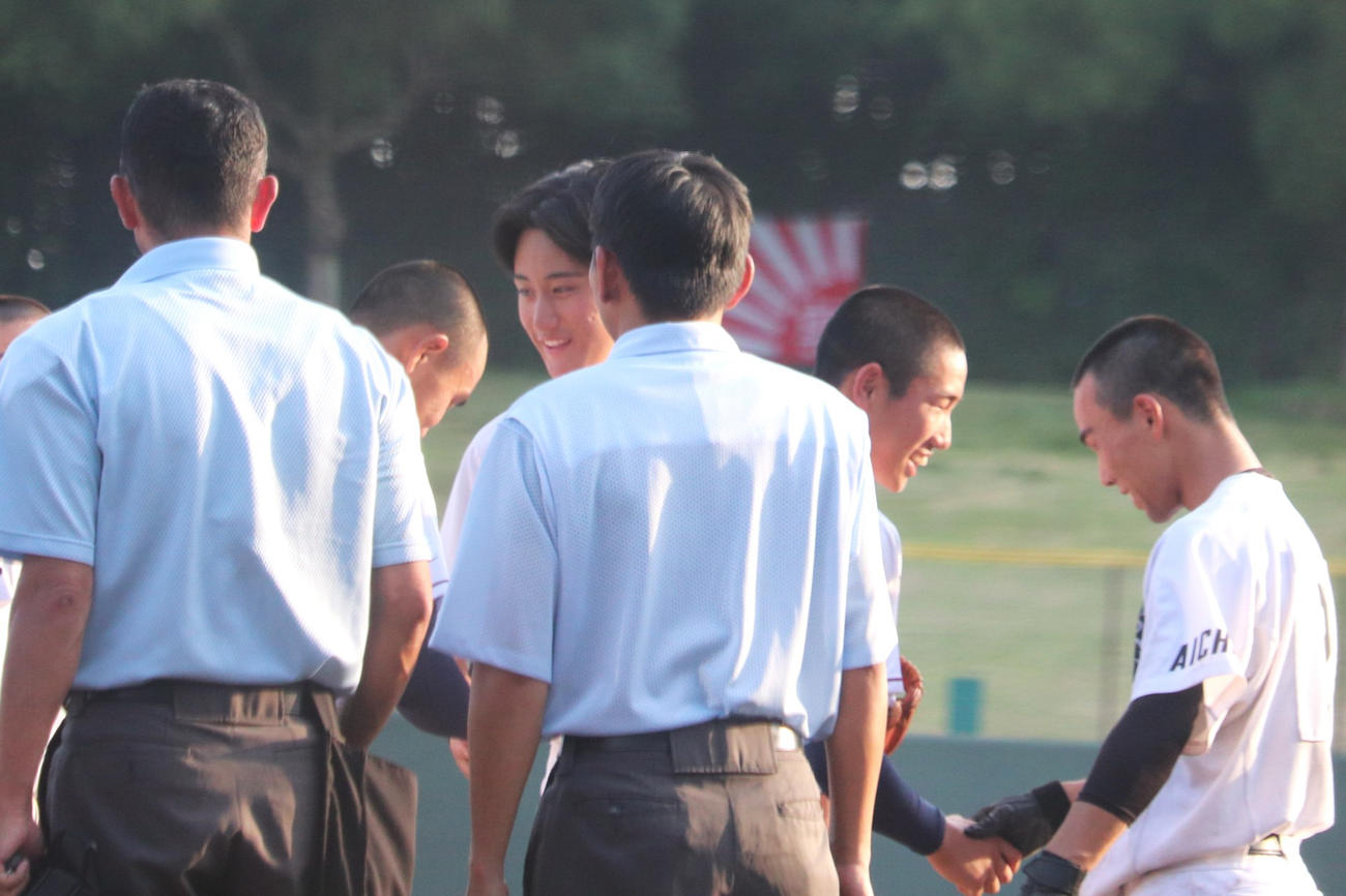 愛知大会2回戦　名古屋たちばな対高蔵寺　高校最後の公式戦を終え、相手校の選手と握手する高蔵寺の芹沢（撮影・中島麗）