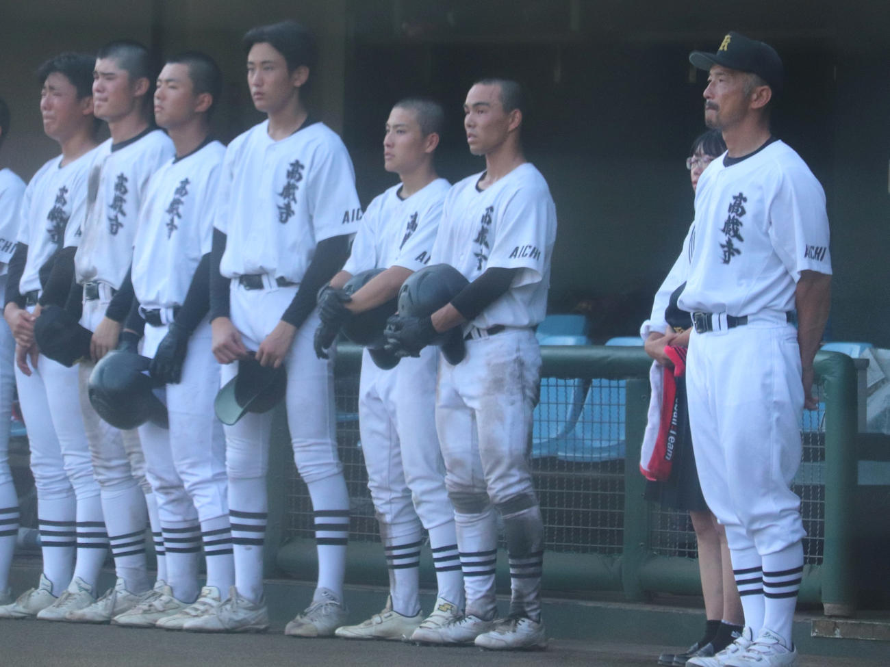 愛知大会2回戦　名古屋たちばな対高蔵寺　高校最後の公式戦を終え、相手校校歌を聞く高蔵寺の芹沢（左から4人目）（撮影・中島麗）