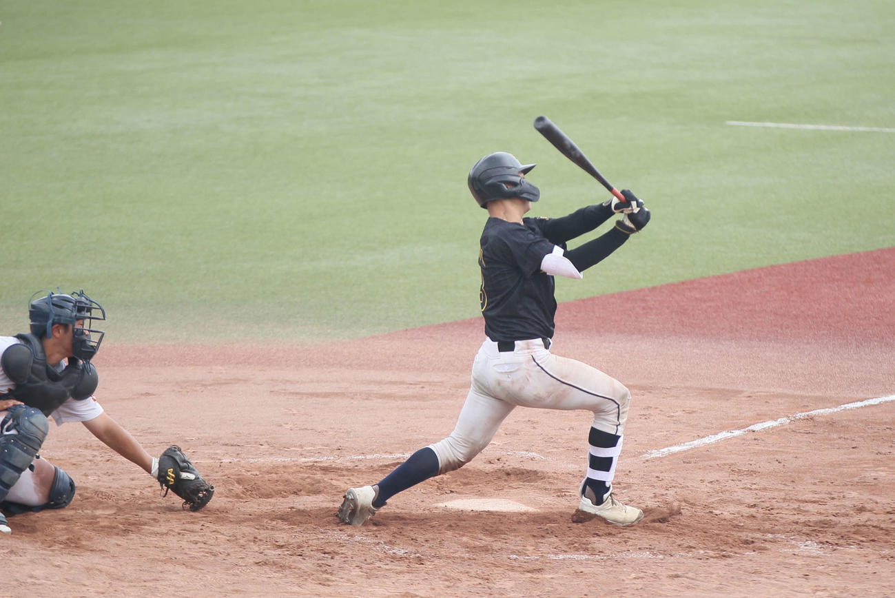 盛岡大付対学法石川　4回2死、右越え本塁打を放つ学法石川・大栄（撮影・高橋香奈）