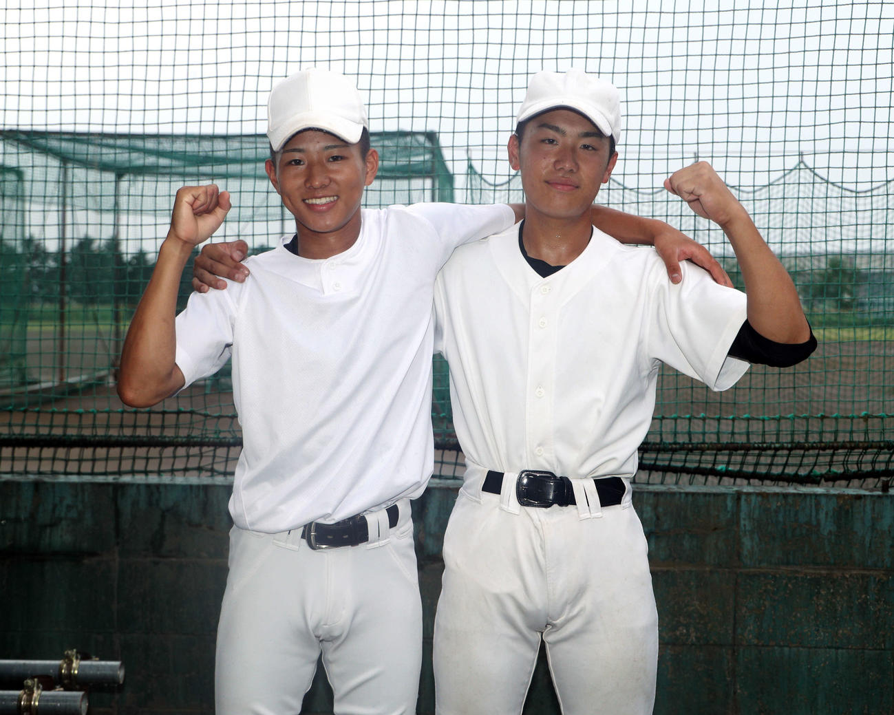 肩を組み、ガッツポーズする青森北の赤田（左）と蝦名の三遊間コンビ（撮影・木村有優）