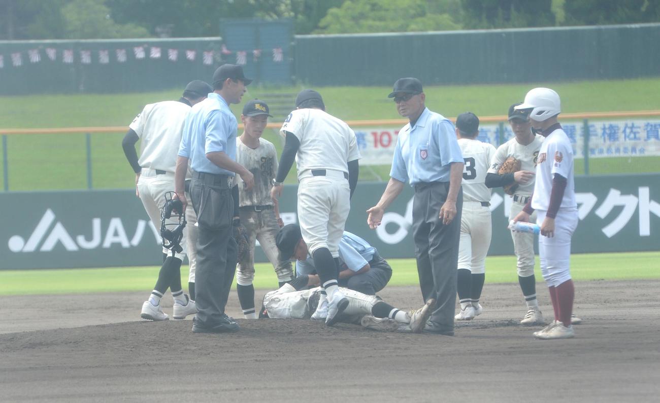 佐賀農対厳木　7回に捕手の返球が顔面に直撃し、その場に倒れ込む厳木・久富（撮影・佐藤究）