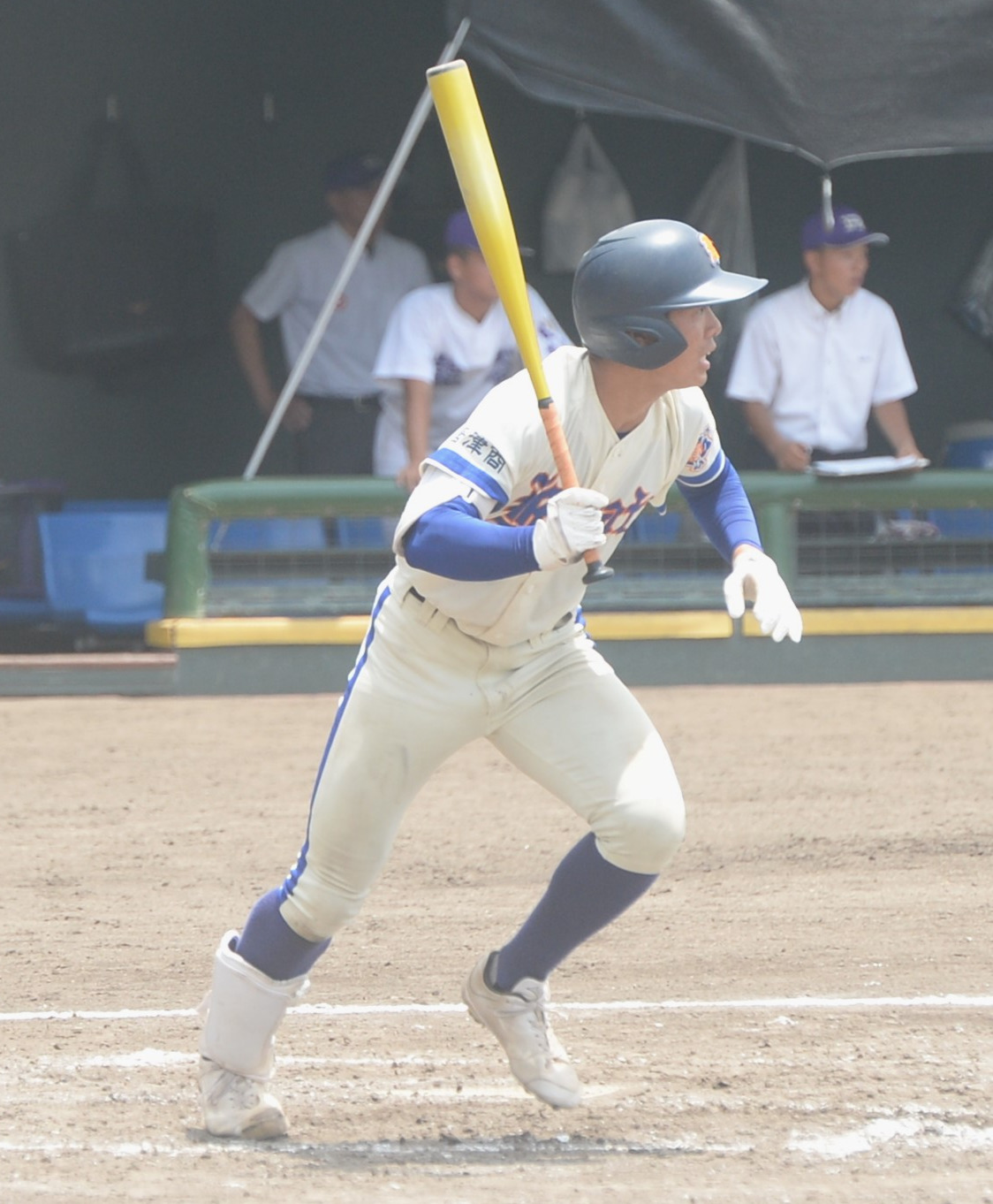唐津商対龍谷　5回表唐津商2死一、二塁、左前適時打を放つ木本（撮影・佐藤究）