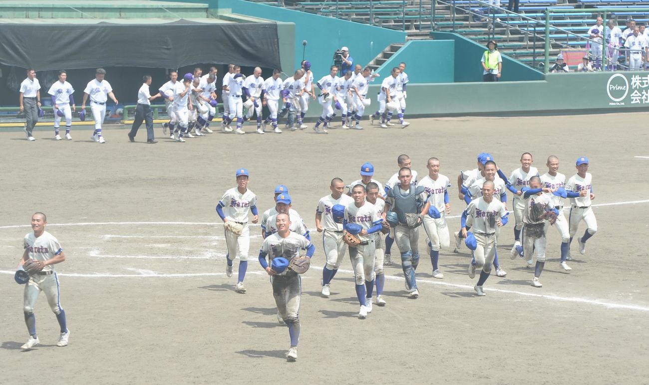 唐津商対龍谷　試合に勝利し、笑顔を見せる唐津商ナイン