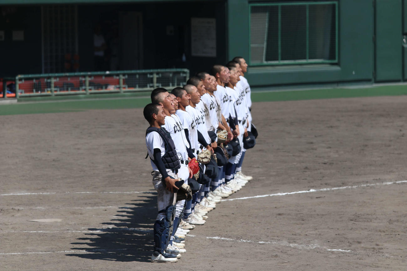 勝利し校歌を歌う比叡山ナイン（撮影・一　樹）