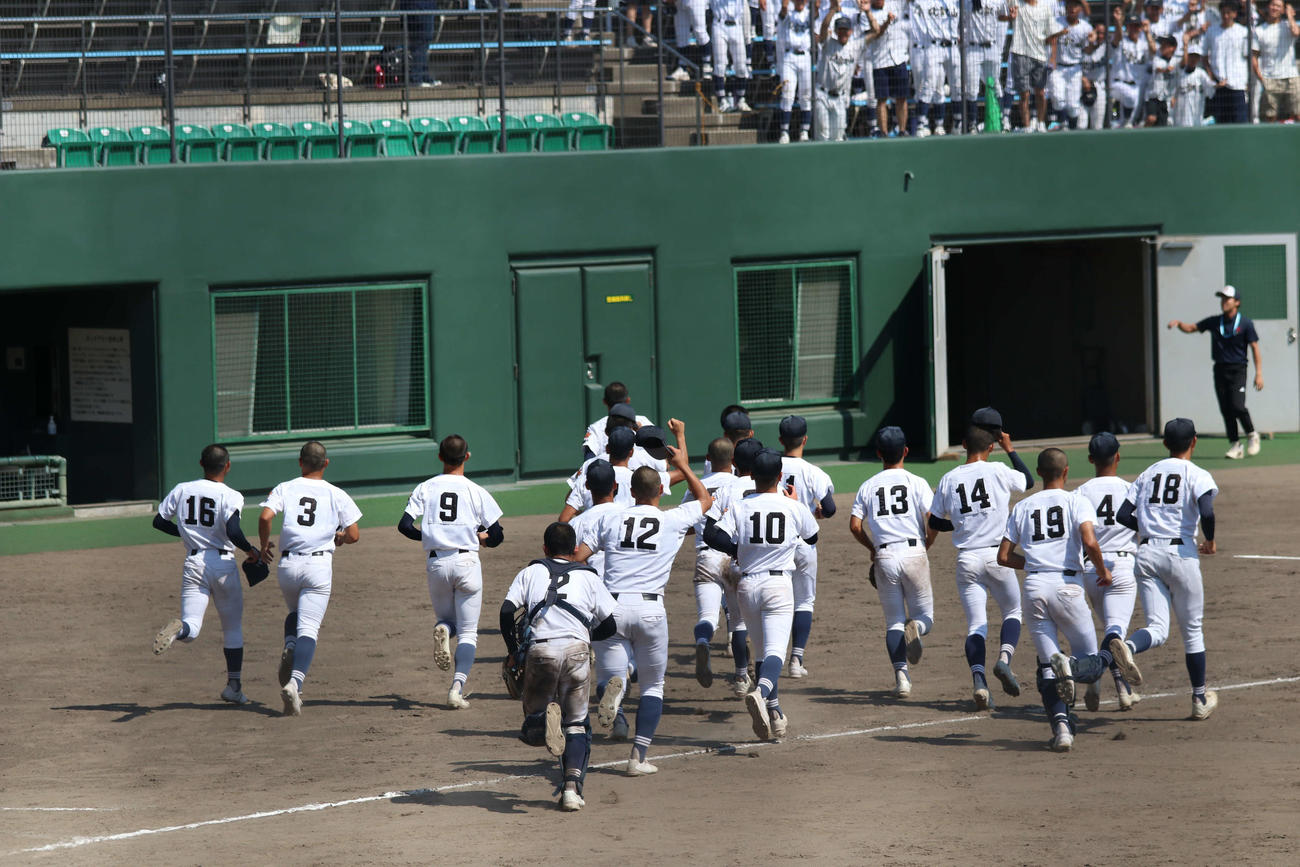 勝利しスタンドへあいさつに向かう比叡山の選手たち（撮影・一　樹）