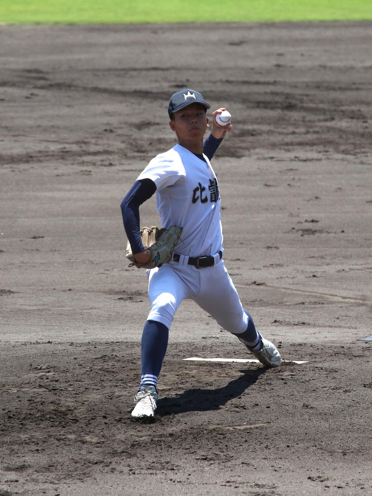 先発し力投する比叡山・岡田（撮影・一　樹）