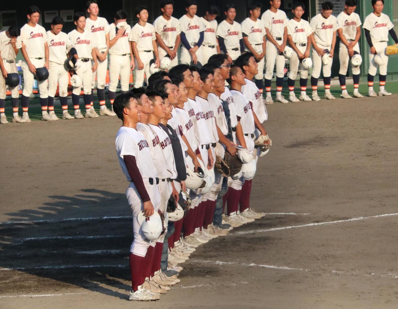 能登川対彦根翔西館　勝った能登川ナインが校歌を歌う（撮影・林亮佑）