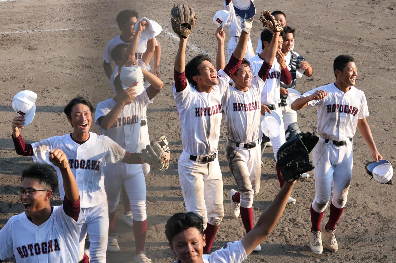 能登川対彦根翔西館　勝った能登川ナインが喜ぶ（撮影・林亮佑）