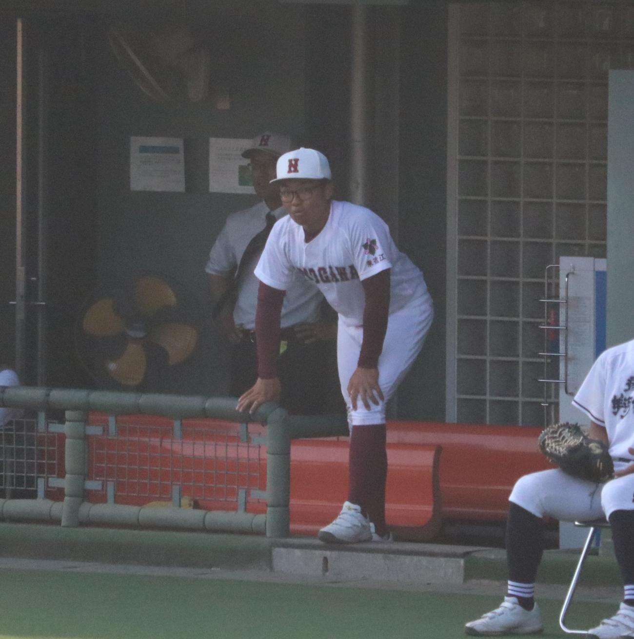 能登川対彦根翔西館　能登川の久保尚人監督が戦況を見守る（撮影・林亮佑）