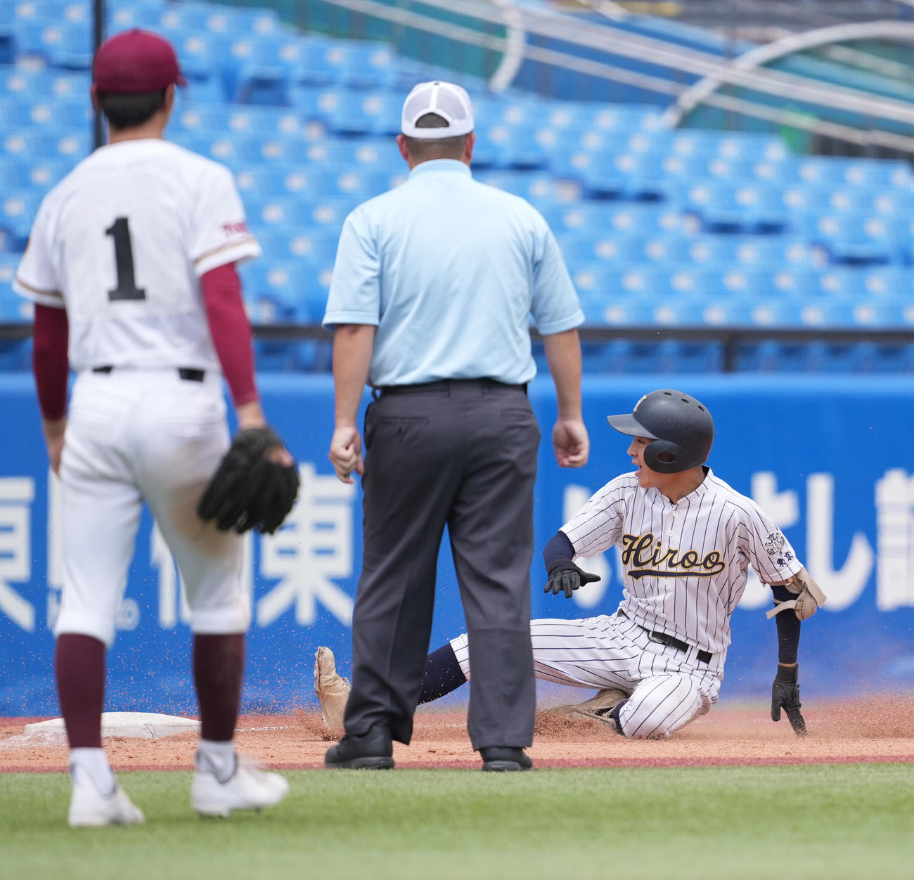 大山対広尾　1回裏広尾2死二塁、左適時三塁打を放ち、三塁へ滑り込む玉田（撮影・鈴木みどり）