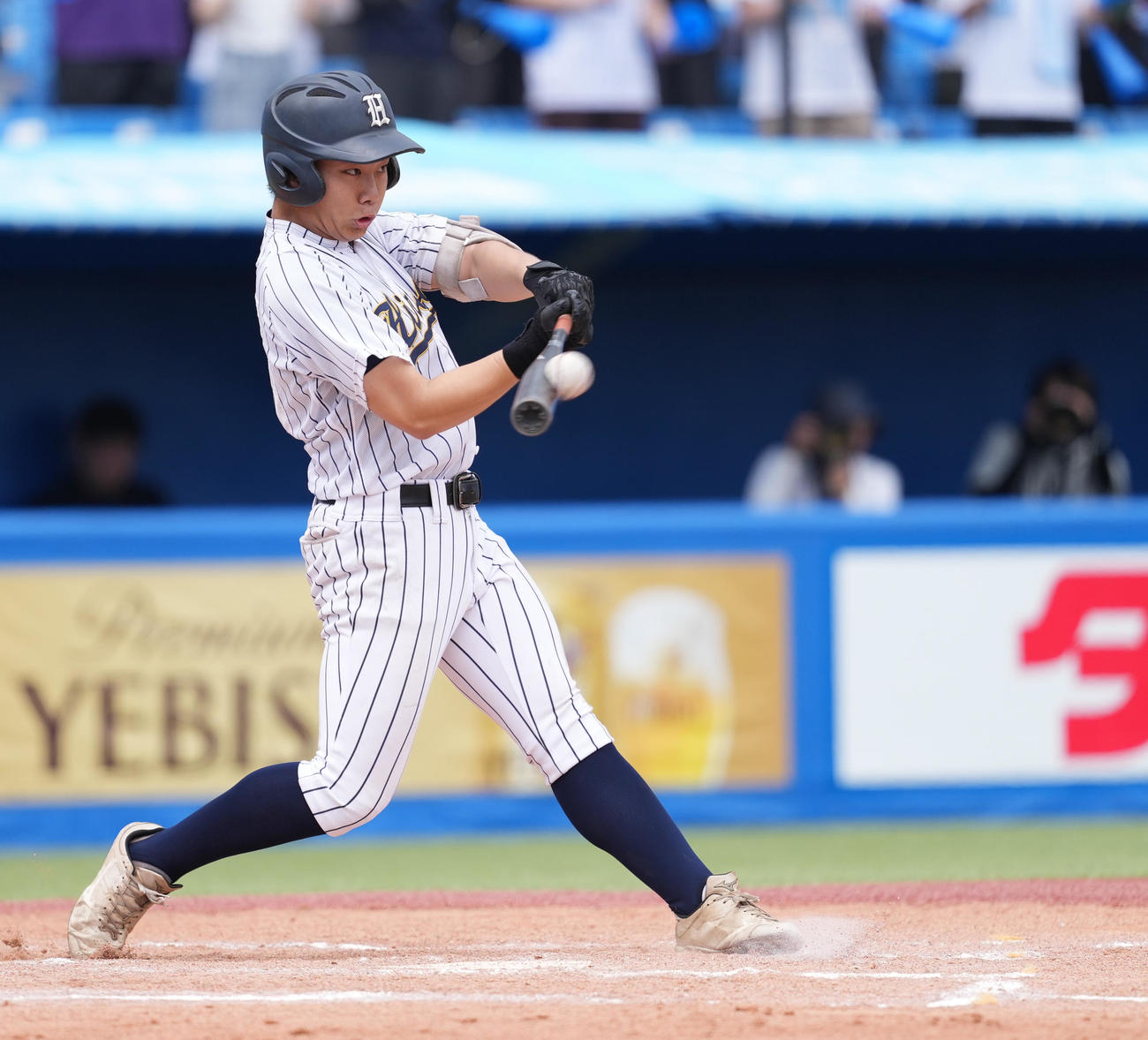 大山対広尾　1回裏広尾1死一、三塁、右中間に2点適時二塁打を放つ関（撮影・鈴木みどり）