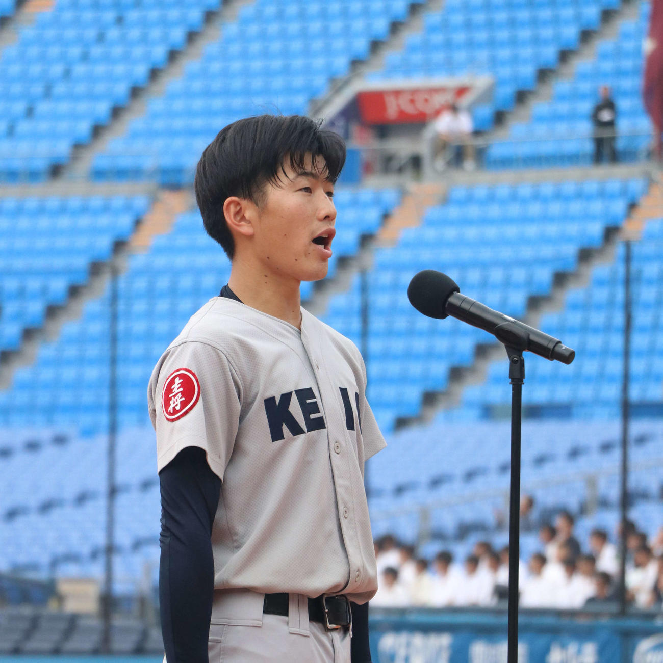 選手宣誓を堂々と行った慶応・山田主将（撮影・寺本吏輝）