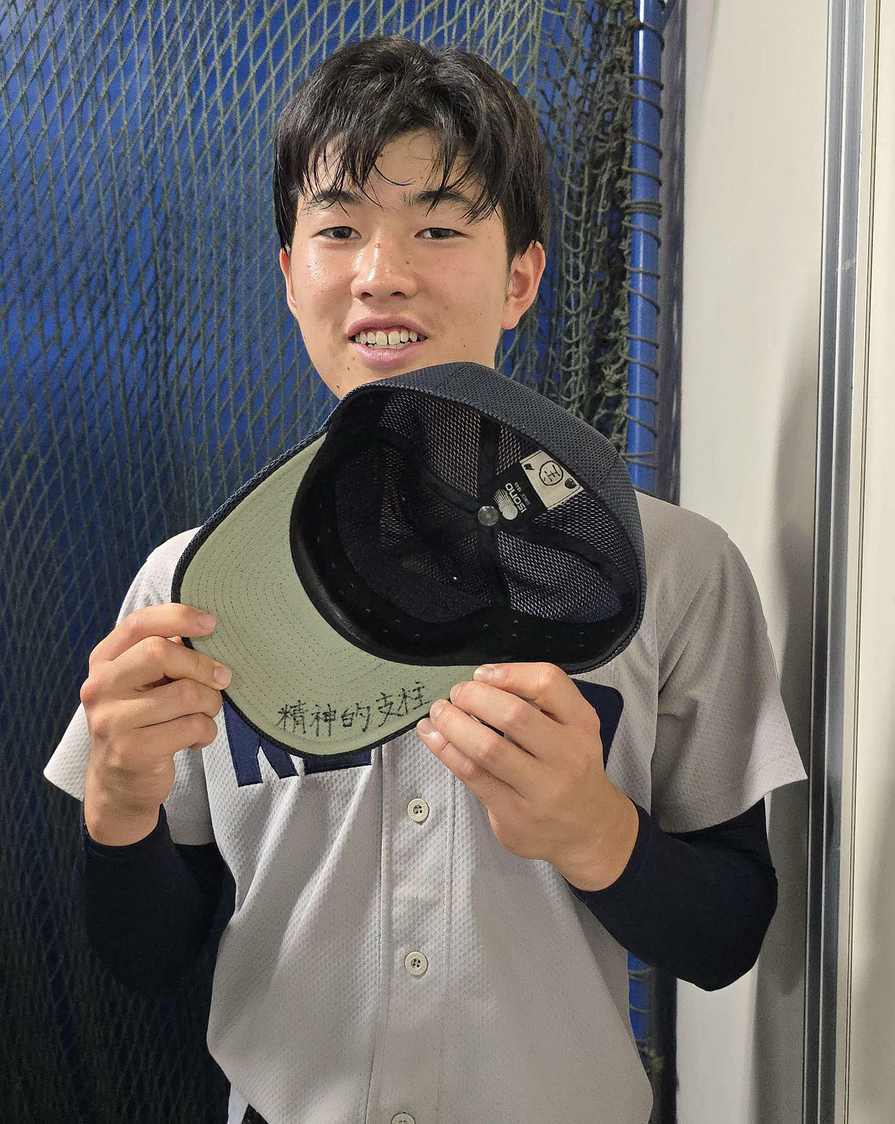「精神的支柱」と書いた帽子を持つ慶応・山田主将（撮影・寺本吏輝）