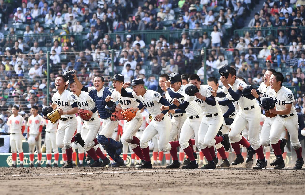 第90回センバツ決勝戦智弁和歌山対大阪桐蔭。選抜連覇を達成した大阪桐蔭ナイン。後ろは智弁和歌山ナイン（2018年4月撮影）