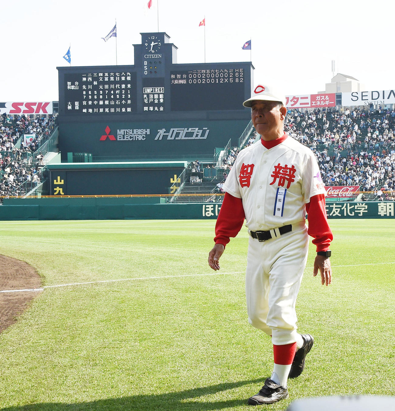 選抜決勝　大阪桐蔭に負け応援団にあいさつ後、引き揚げる高嶋監督（2018年4月撮影）
