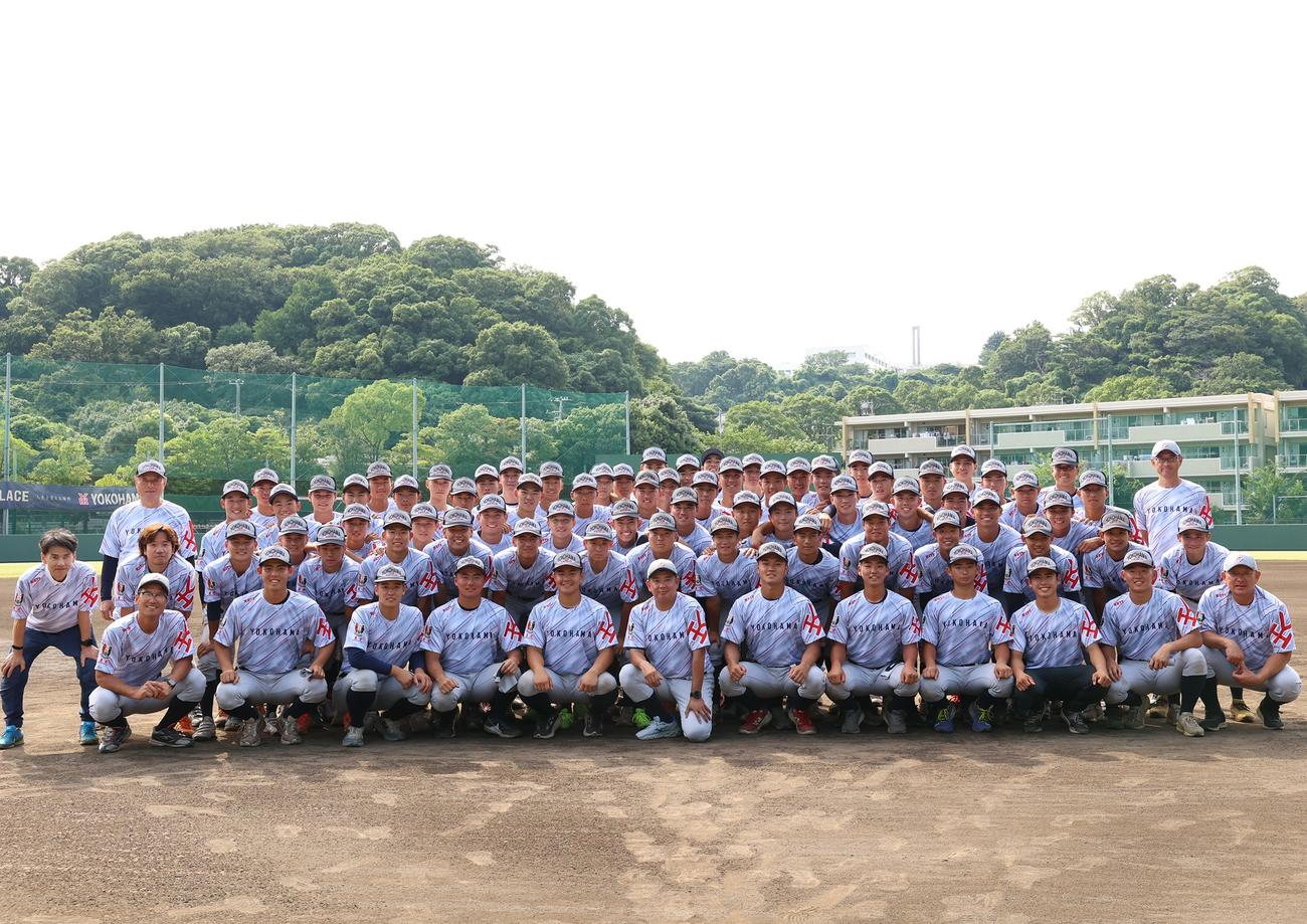 横浜　夏の県大会、ベンチ入り20名の背番号渡しが終わった後、集合写真で笑顔を見せる選手、スタッフ（撮影・保坂淑子）