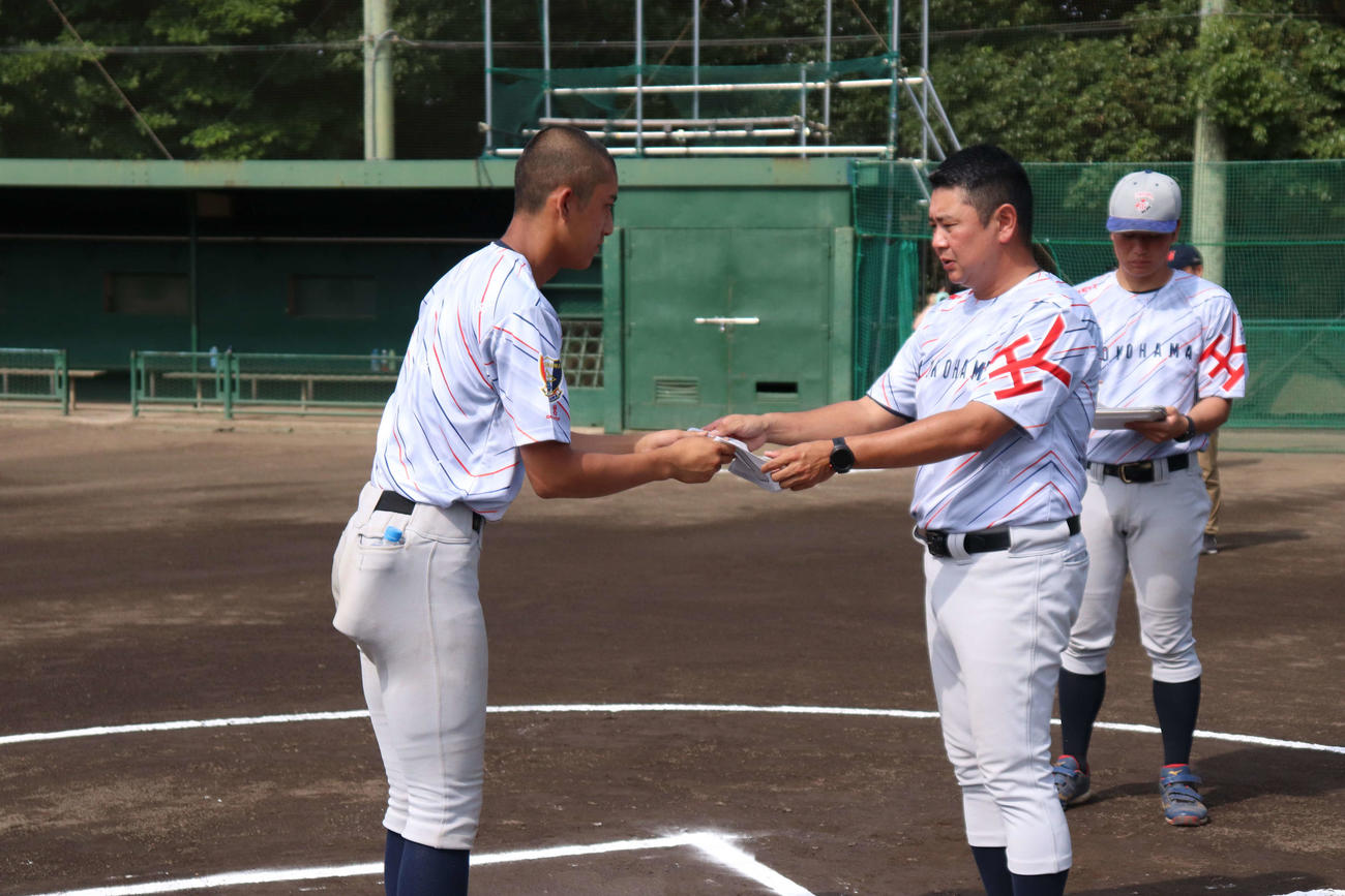 村田浩明監督から背番号10を受け取る、織田（撮影・保坂淑子）