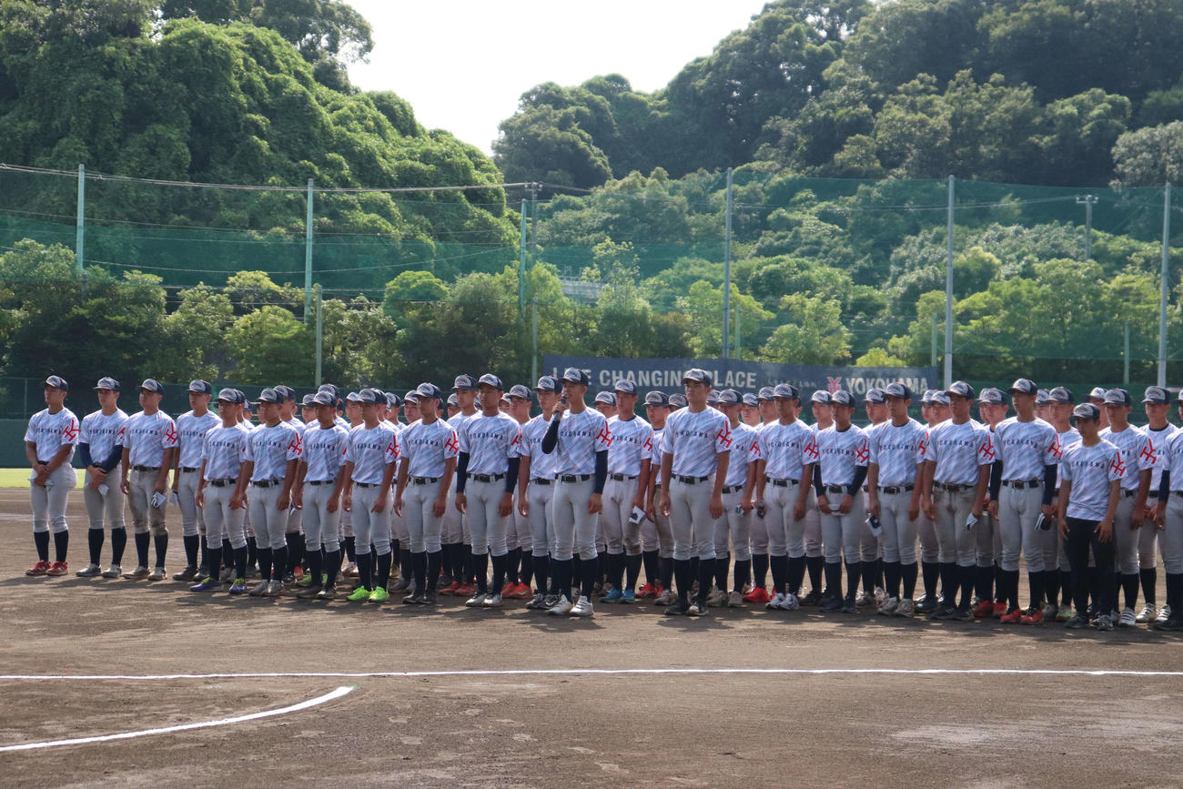 保護者の前でスピーチした、夏の県大会ベンチ入りできなかった3年生9名（撮影・保坂淑子）
