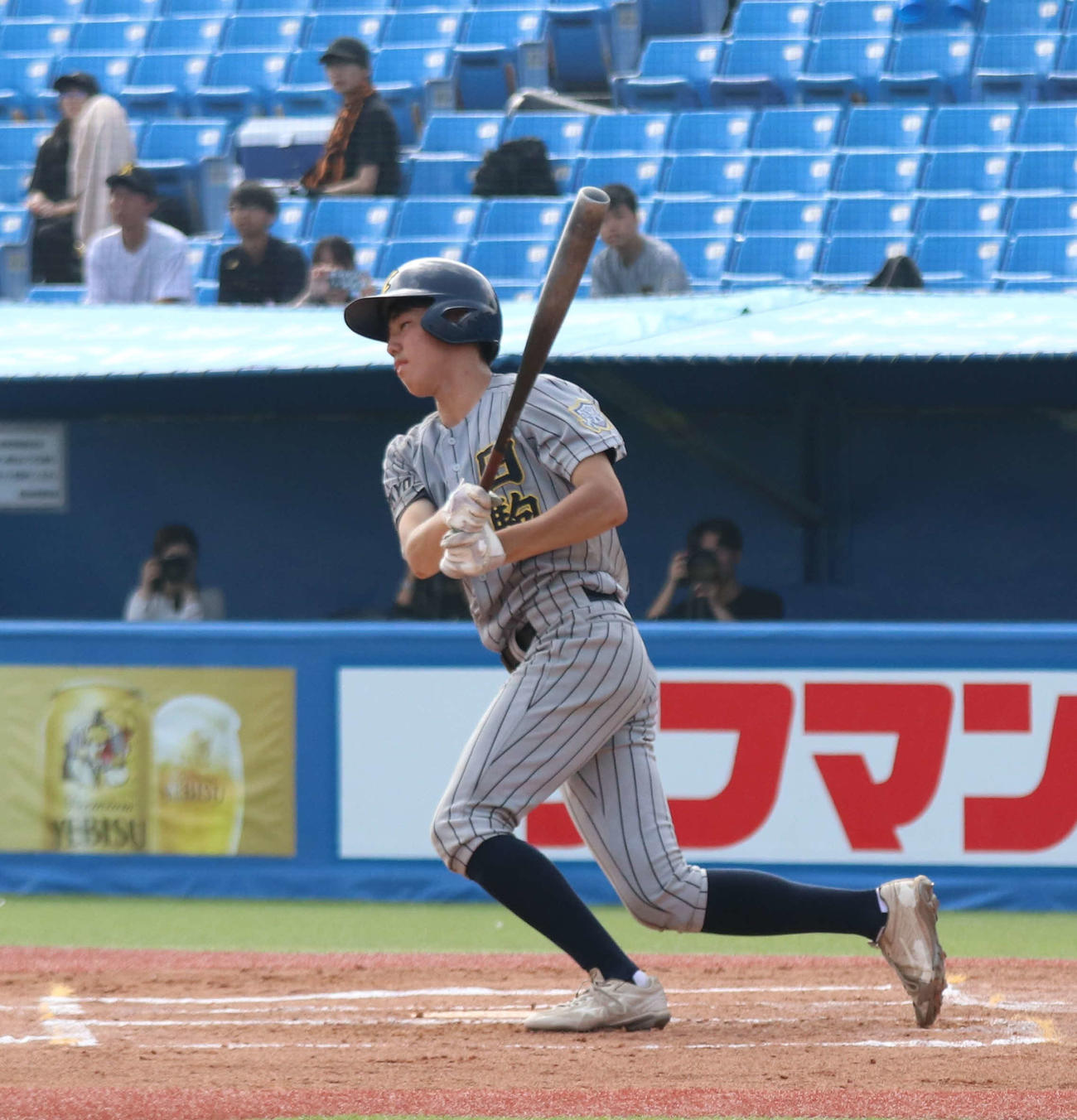 1回裏日本工大駒場1死一、三塁、左前適時打を放つ日本工大駒場・荒川（撮影・北村健龍）