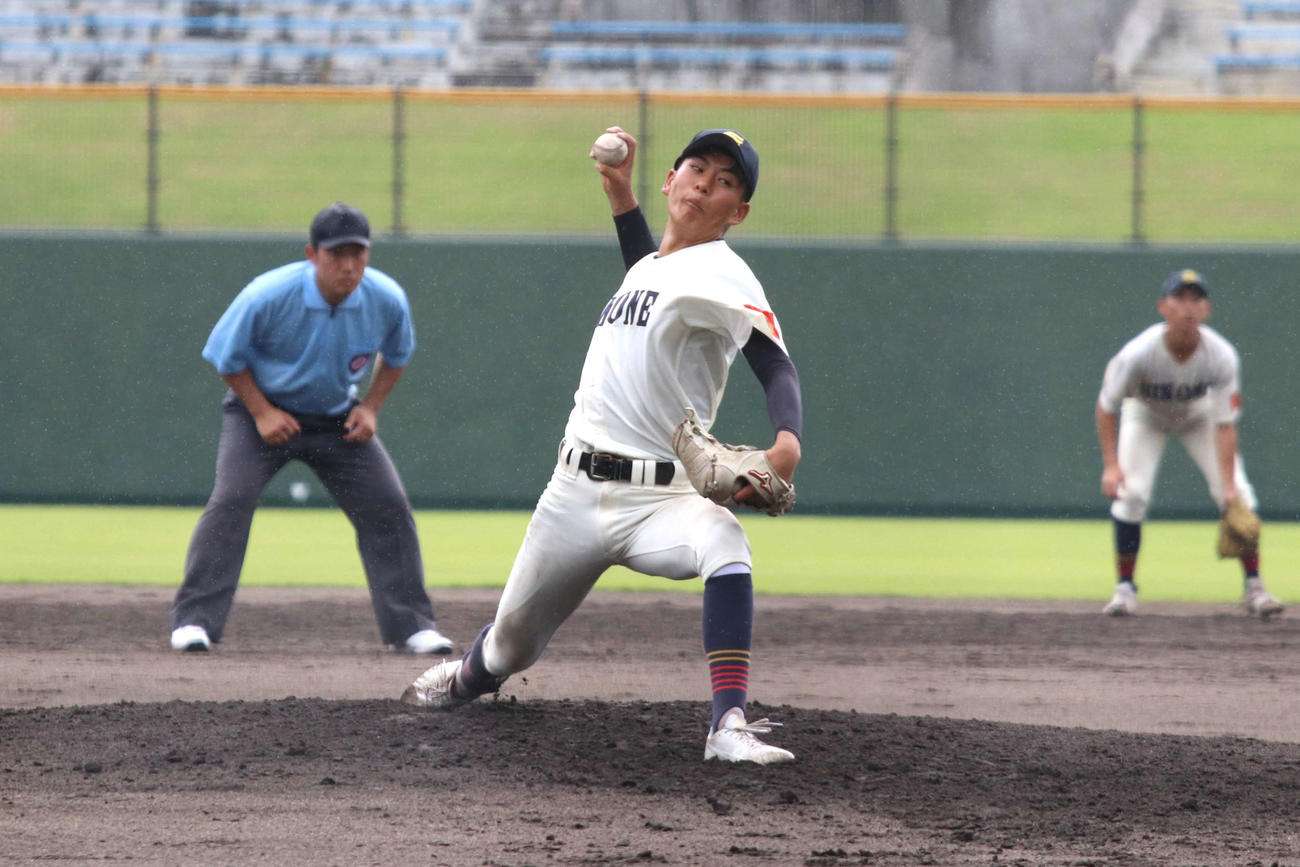 彦根東対野洲　5回表野洲2死満塁、ピンチの場面で登板し、無失点で切り抜けた彦根東・新（撮影・一樹）