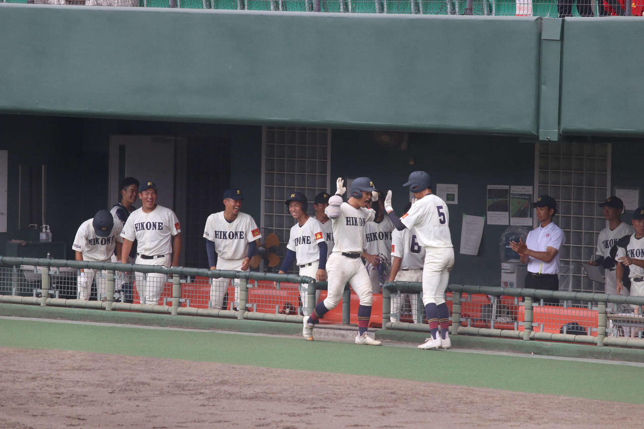 得点を挙げて喜ぶ彦根東ナイン（撮影・一樹）