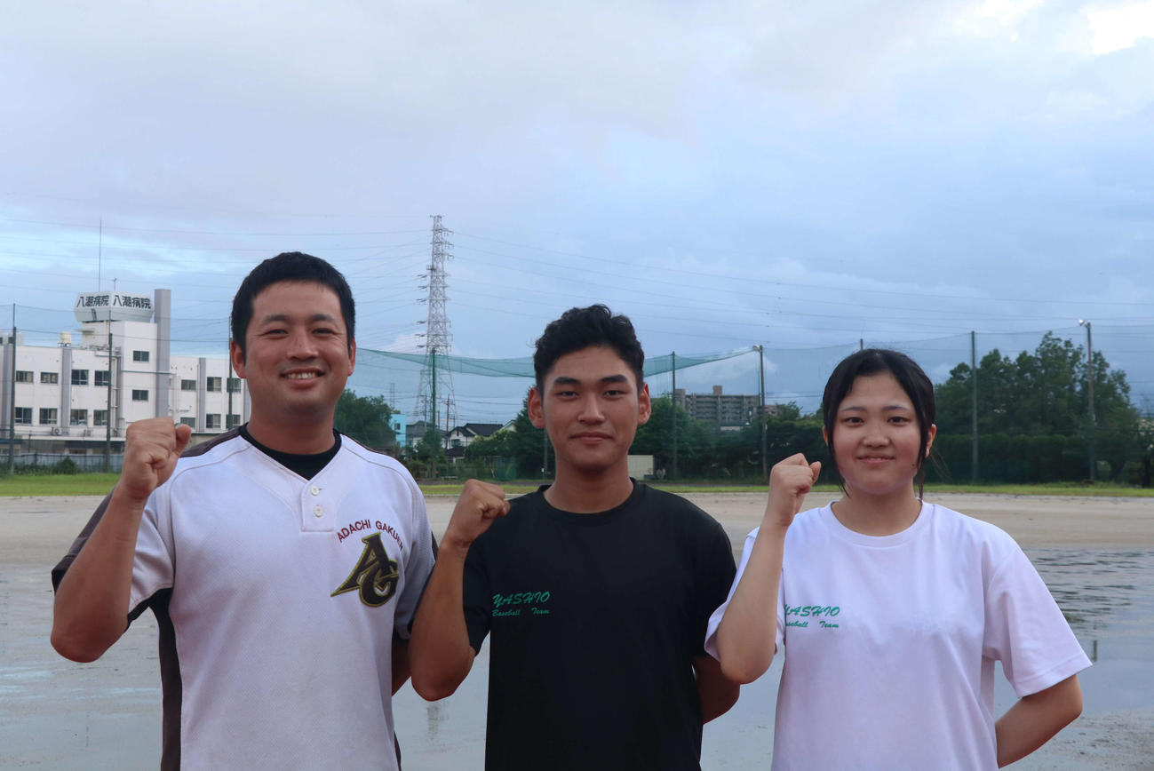 ガッツポーズをし写真に納まる八潮の、左から佐川監督、遠山捕手、野浦マネジャー（撮影・山本佳央）