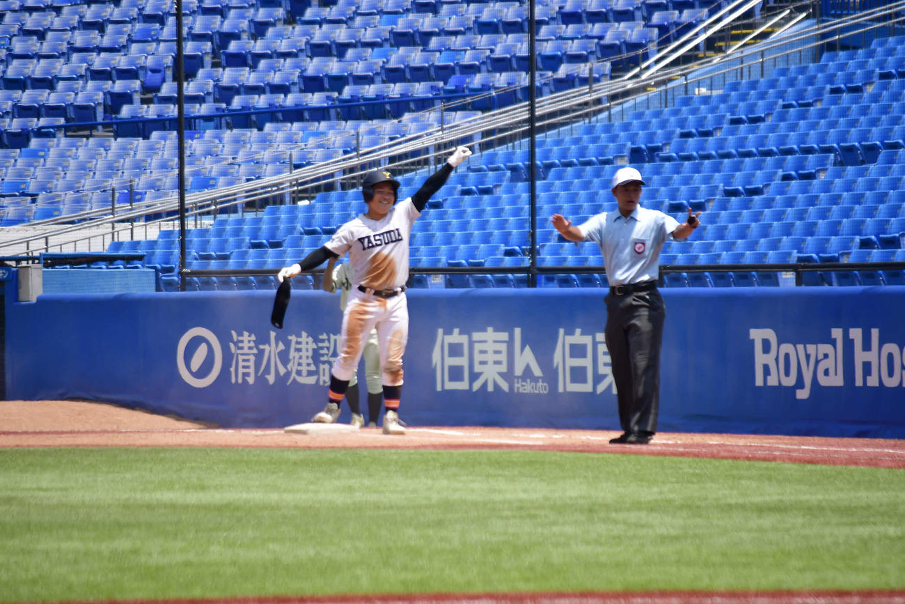 5回に適時内野安打を放ち一塁上で喜ぶ安田学園長沢（撮影・平山連）