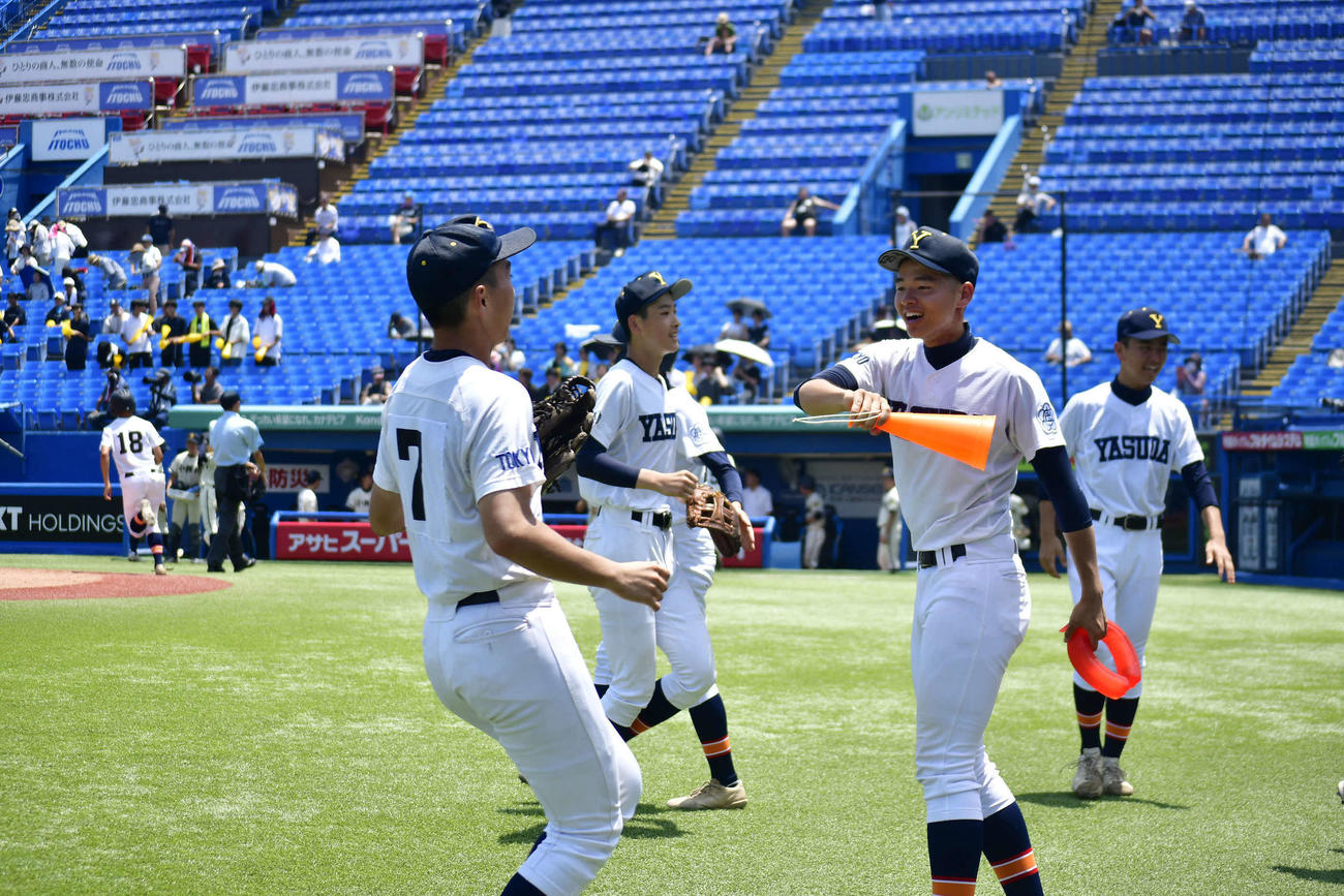 仲間を笑顔で迎える安田学園の選手（撮影・平山連）