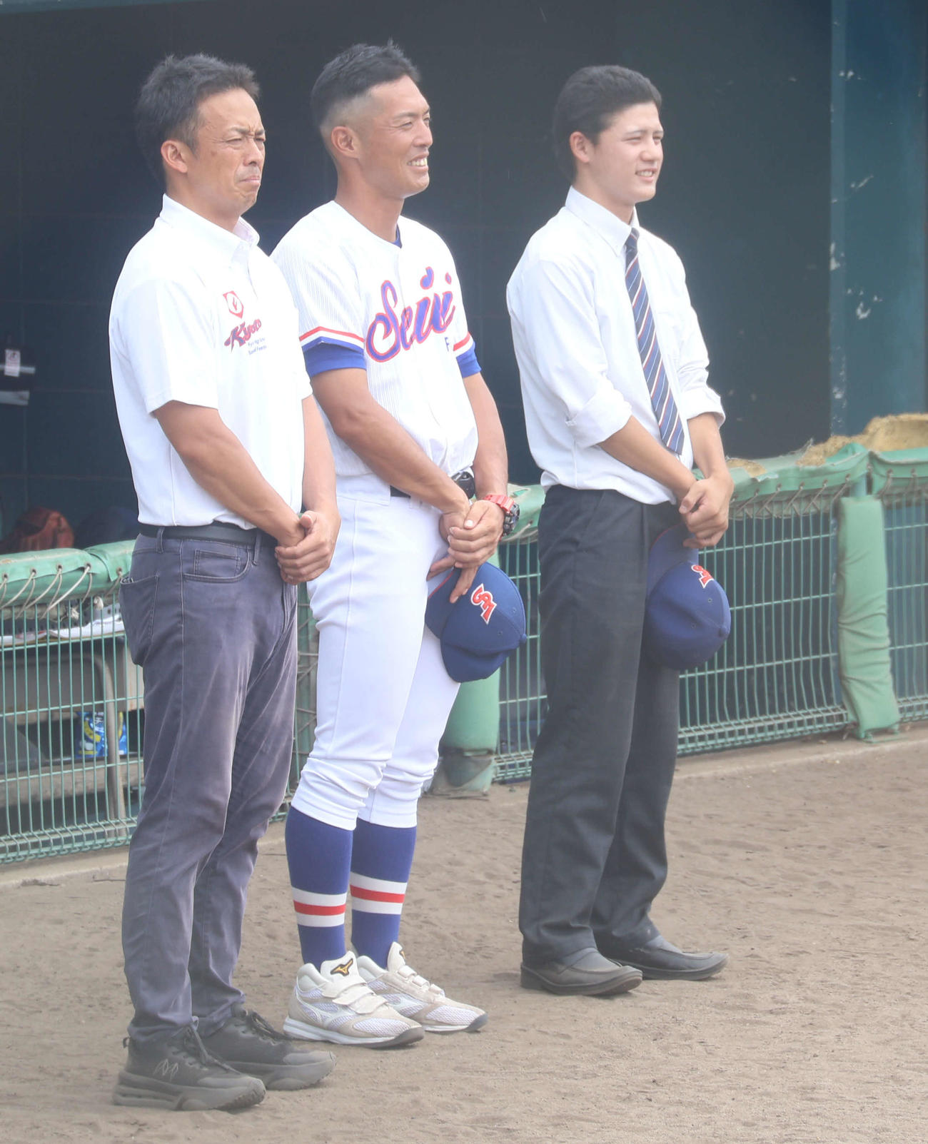 高校野球京都大会　2回戦　城陽対福知山成美　試合後笑顔で選手を見守る福知山成美・審監督（中央）（撮影・佐藤奨真）