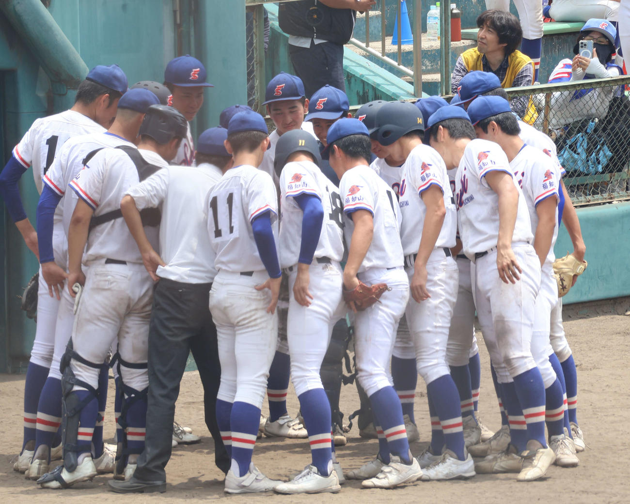 高校野球京都大会　2回戦　城陽対福知山成美　円陣を組む福知山成美ナイン（撮影・佐藤奨真）